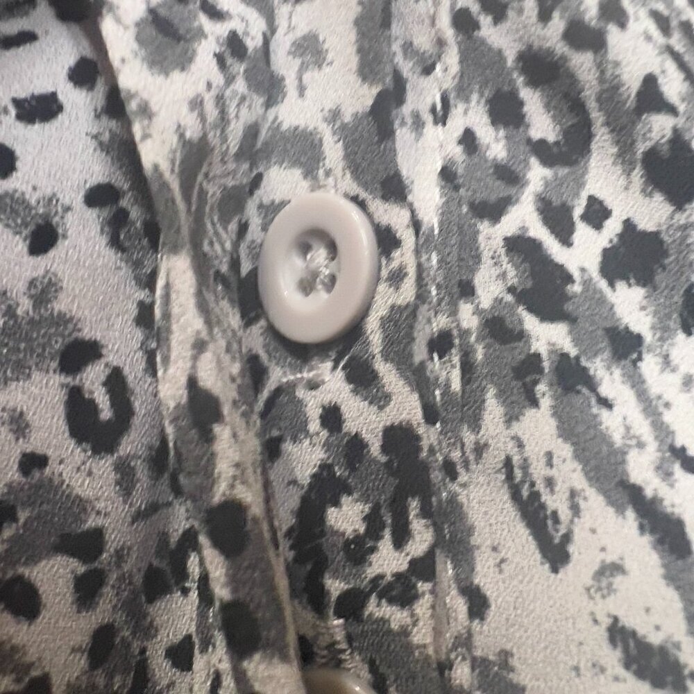 Torrid Harper Plus Women's Animal Print Tab Sleeve Gray/Black /Cream Top Size 4 - Picture 6 of 10
